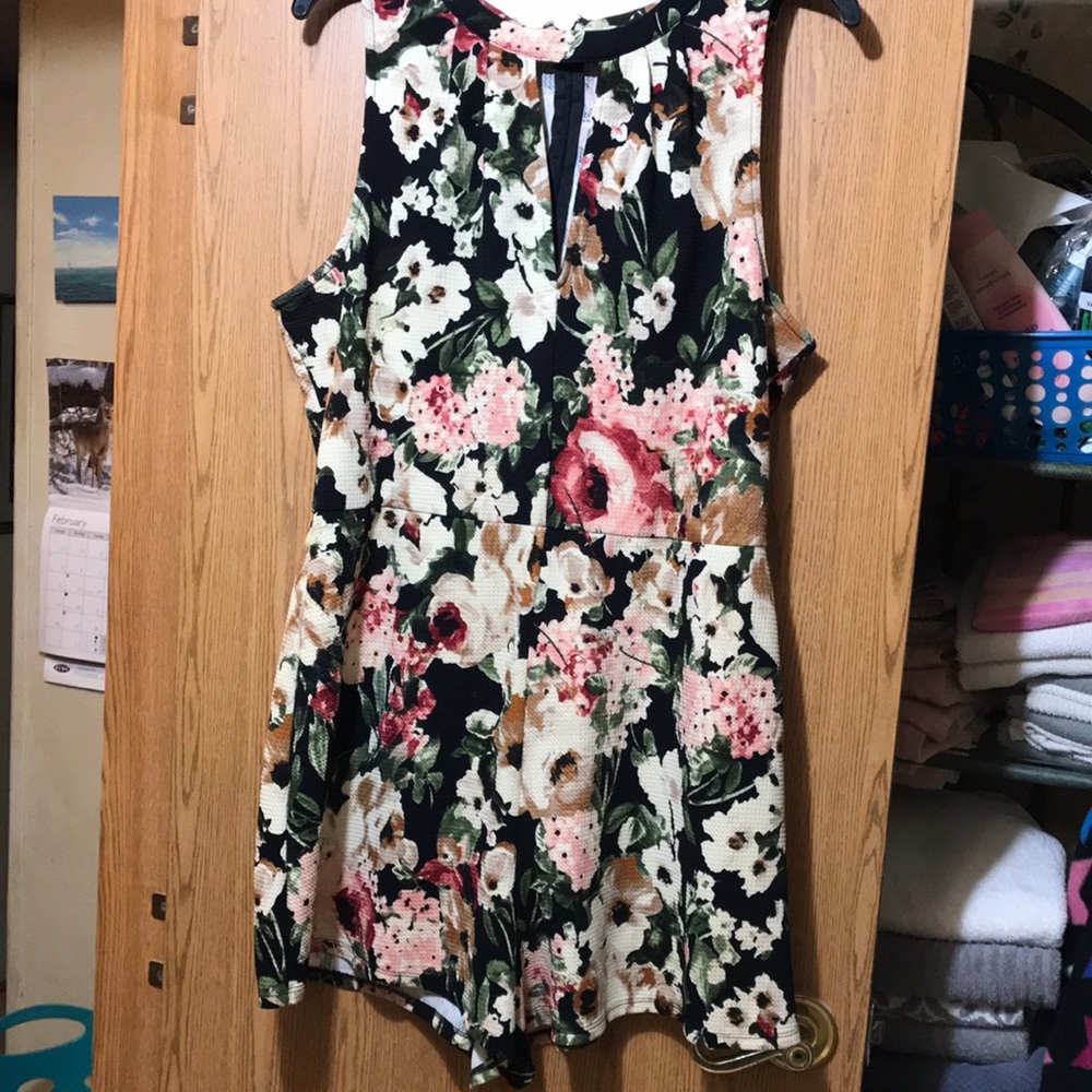 Beautiful floral roper in great shape💕